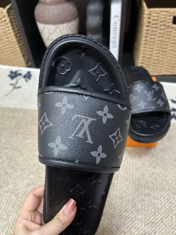 P270🏆Louis Vuitton 🏆[Louis Vuitton] Spring/Summer 2025 [Men's Flip Flops] 🎯🎯As an active family in the fashion industry ⭐ Lv is characterized by bold innovation ⚡Create this casual business style for Chinese fashionable men ✨The fabric is made of imported high-grade cowhide 🔥 Clean and neat ⚡Fashionable and elegant🌹Breathable, sweat-absorbent and deodorant👈So luxurious, high-end and domineering. 👍Must be sold if you repost the picture. Number of yards: 38--46. Color: 🎉 For large quantities. Welcome to repost.